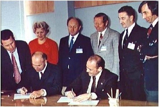Советские и американские официальные лица подписывают соглашение о том, какую информацию о полёте ЭПАС они будут публиковать.
