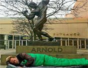 Арнольд Шварценегер спит под своей статуей
