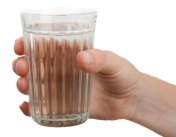 стакан с водой в руке